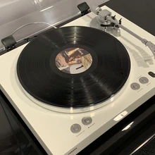 Analoogheli ja digitaalse multiruumsüsteemi kooslus Yamaha silmade läbi. Yamaha Music Cast süsteemiga saab kuulata vinüülplaate just teile sobivas ruumis ja selleks ei pea plaadimängija asetsema samas ruumis.