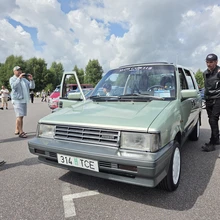 Nelikveoline Nissan Prairie. Mahtuniversaal enne mahtuniversaalide aega