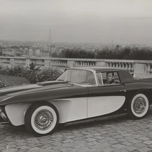 Töösturitest vendadele Jim ja Ed Gaylordile olid meeltmööda 1930te aastate Euroopa klassikalised luksusautod. Nende vaimusünnitis, öökullisilmne GT-auto Gaylord Gladiator sai Brooks Stevensi kujustatud.