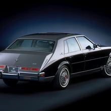 Rolls-Royce´ist inspireeritud iluvõre, pakiruumiluugile pressitud varuratta mulaaž ja ovaalne „ooperiaken“ C-piilaril, sinna juurde ka pikk nina ja rõhutatult „suursugune“ olek – 1979. aasta Lincoln Continental Mark V pakub head ülevaadet tolle aja retrod