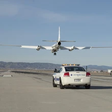 Piiratud väljavaate tõttu peab U-2/ER-2 maandumist assisteerima. Tavaliselt istub nn jälitusautos teine piloot.