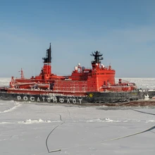 Vene aatomijäälõhkuja Jamal on praegu kasutuses enamjaolt kui uurimis- ja turismilaev, laeval on 50 reisijasalongi ja üks helikopter.