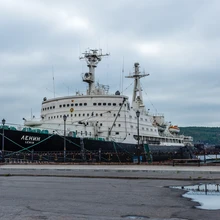 Maailma esimeseks tsiviilotstarbeliseks veesõidukiks oli aastal 1957 vette lastud aatomijäälõhkuja Lenin, mis alustas tegevust 1959. aastal ja oli tegev kokku 30 aastat.