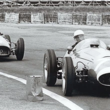 1950te klassikaline duell – Stirling Moss juhtimas Maserati 250F autol Ferrari sõitja, 1958. aasta maailmameistri Mike Hawthorni ees.
