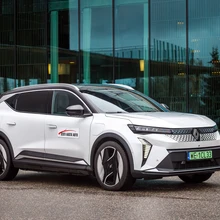 Samuti 8. korda finaali jõudnud Renault´l – seekord elektrilise Scénicuga – on läbi aastate kaks esikohta (2002 Laguna ja 2015 Twingo).