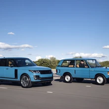 Juubeli tähistamiseks loodud erimudel Range Rover Fifty ja poole sajandi tagune I põlvkond.