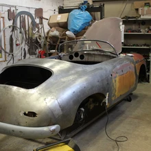 Eri valmidusastmetes Porsche 356 ja 911 mudelid – mõni alles ootab restaureerimist, mõni vajab vaid viimast lihvi.