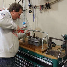 Mikael Urban demonstreerib, kuidas autentsed Porsche (uunikum-)tööriistad töötavad.