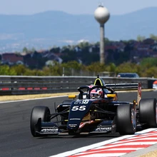 Naisautosportlaste vormelisarja W Series võitis kolmandat korda Jamie Chadwick.